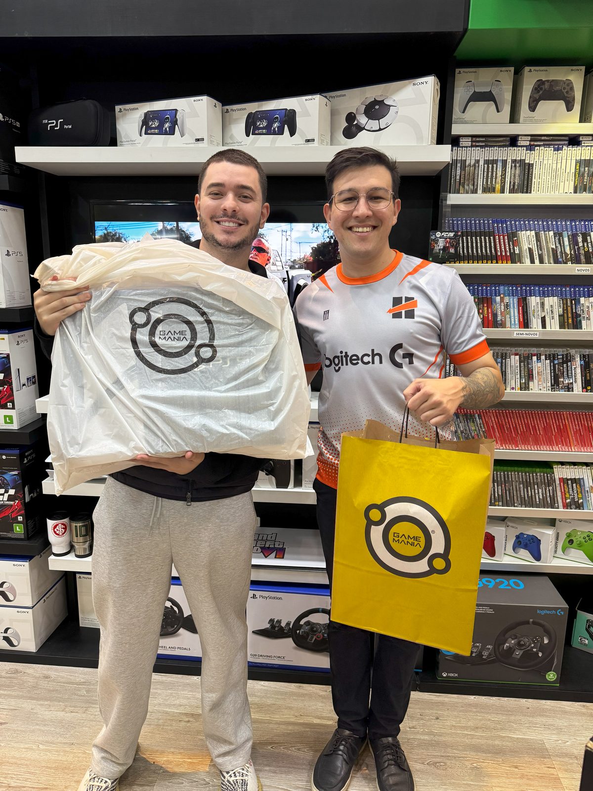 Flakes Power e Will, da Game Mania, com o PlayStation 5 Pro na loja